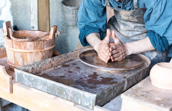 Manusia membuat pot di roda tembikar di bengkel — Stok Foto