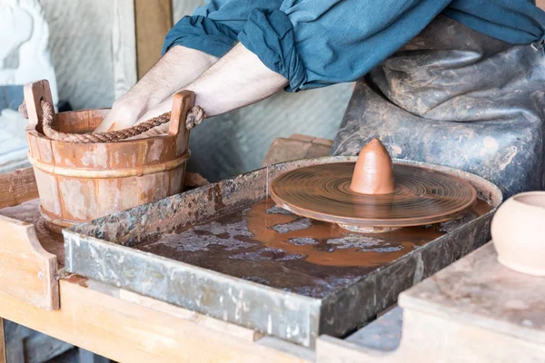 Man gör potten på potter hjulet i en workshop — Stockfoto