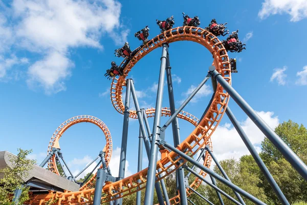 Dönme dolap ve roller coaster, Fransa — Stok fotoğraf