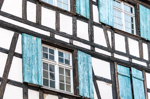 Casas históricas de meia-madeira no centro da cidade de Estrasburgo, Alsácia, França — Fotografia de Stock