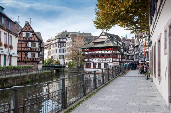 Storiche case a graticcio nel centro di Strasburgo, Alsazia, Francia — Foto Stock