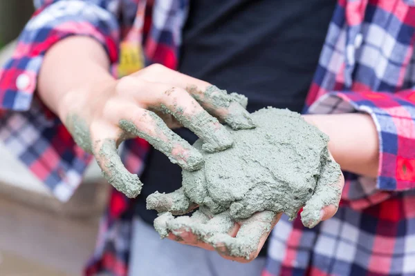 Ung flicka arbetar med grön lera — Stockfoto