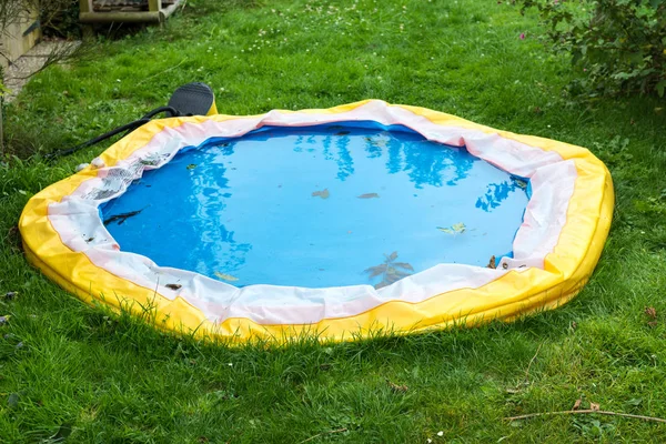 Lille swimmingpool deflateret i slutningen af sommeren - Stock-foto