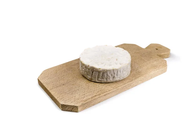 Taze Camembert peyniri beyaz arka plan üzerinde doğal — Stok fotoğraf