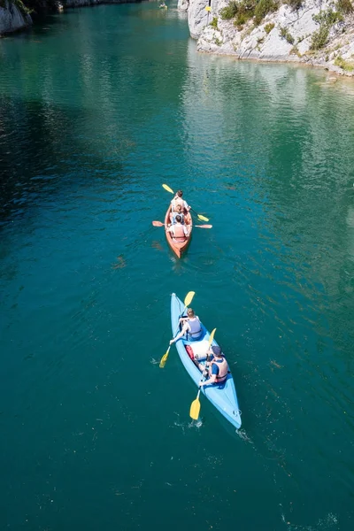 Mengendarai kano di sungai — Stok Foto
