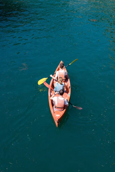 Mengendarai kano di sungai — Stok Foto