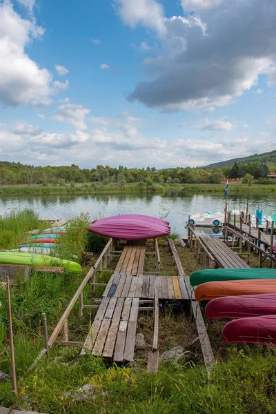 Montón de tienda de kayak al aire libre y verde fondo de la naturaleza — Foto de Stock