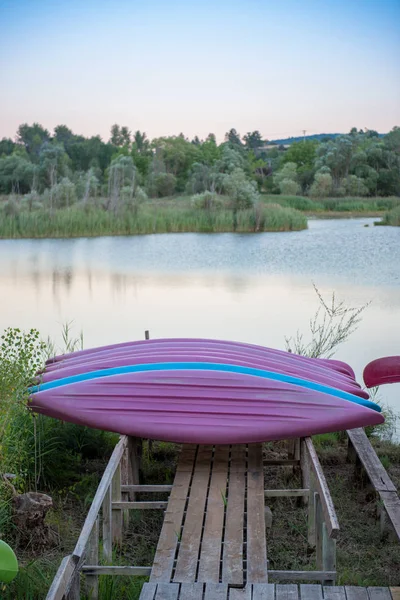 Montón de tienda de kayak al aire libre y verde fondo de la naturaleza — Foto de Stock
