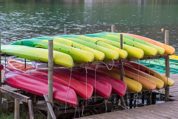 Tumpukan toko kayak di luar ruangan di dasar rekreasi di alam — Stok Foto