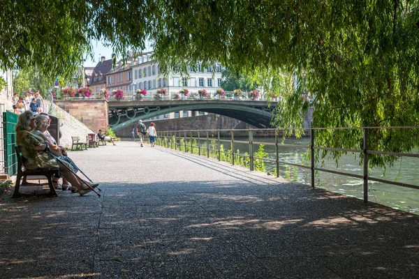 Strasburgo, Francia - 11 agosto 2015: Anziani seduti su una panchina, che riposano all'ombra, in estate — Foto Stock
