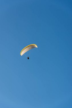 Gökyüzündeki paraglider