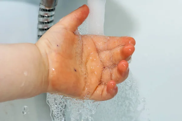Anak mencuci tangannya — Stok Foto