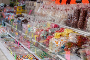 Seçici odak, çeşitli yumuşak şeker jöleli tatlı ekranda 