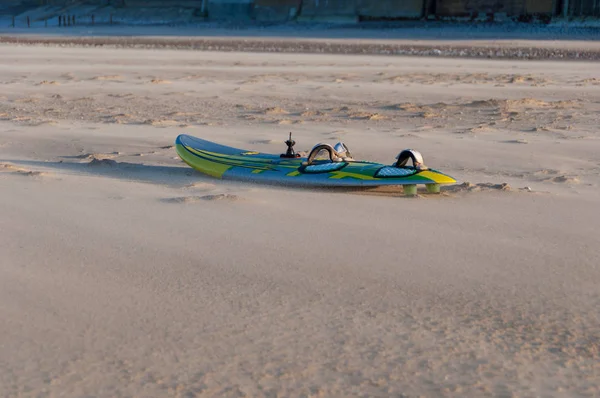 Tabla de windsurf en una playa — Foto de Stock