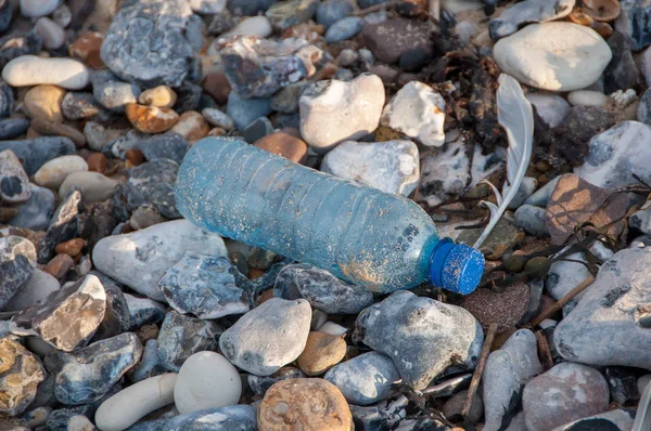 Botella de plástico en la playa — Foto de Stock