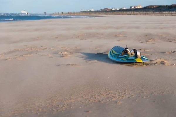 Совет по виндсерфингу на пляже — стоковое фото