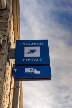Paris, Fransa - 10 Şubat 2018: La Banque Postal tabela. La Banque Postal 1 Ocak 2006 tarihinde La Poste, ulusal posta Servisi bir iştiraki oluşturulan bir Fransız banka olduğunu