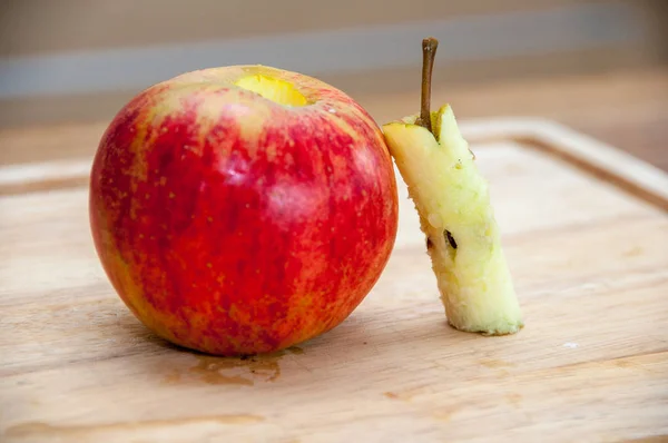 Удаление ядра яблока — стоковое фото