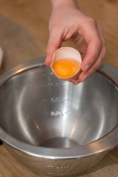 Cracking an egg — Stock Photo, Image