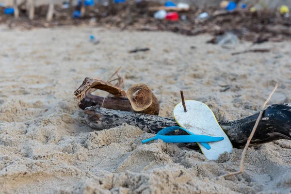 Sampah dan limbah rumah tangga mencemari pantai — Stok Foto