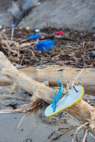 Szemét és a háztartási hulladékok, szennyező a strandon — Stock Fotó