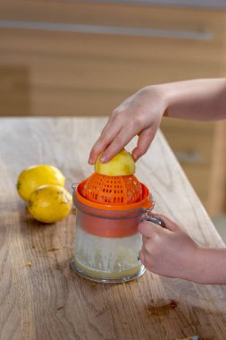 küçük kız bir limon sıkma 