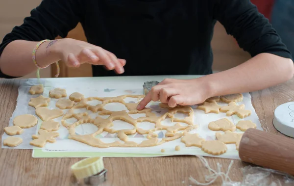 Dziecko gotowanie ciasteczek w kuchni — Zdjęcie stockowe