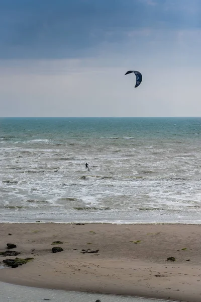 CALAIS, FRANCIA - 15 MAGGIO: Kite surfer sul mare del nord vicino a Calais — Foto Stock