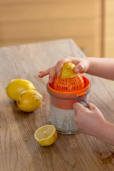 Маленькая девочка сжимает лимон — стоковое фото