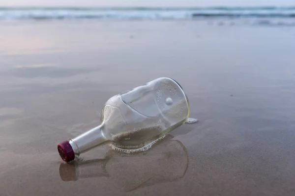 Butelka na morzu — Zdjęcie stockowe