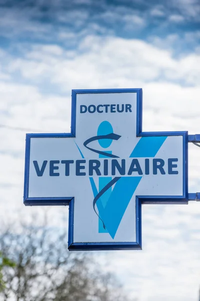 Знак французького ветеринара на стіні в місті — стокове фото