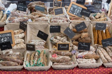 Sosis bir Fransız piyasa üzerinde çeşitli