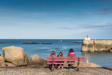 Anne ve iki kızı Barfleur denizde izlerken