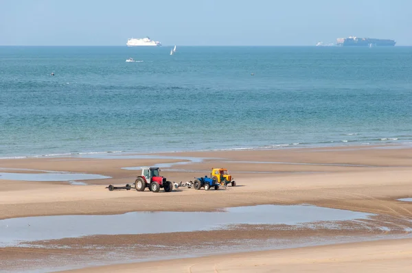 Tracteur et remorques pour bateaux de pêche sur la plage — Photo