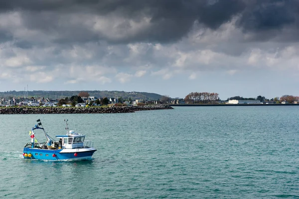 Bateau de pêche quittant le port de Barfleur, France , — Photo