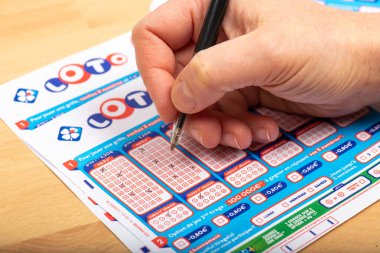 Paris, Fransa - 21 Kasım 2019: Loto ızgarasını dolduran aperson Fdj toplumu (La francaise des jeux)