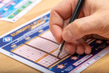 Paris, Fransa - 21 Kasım 2019: Loto ızgarasını dolduran aperson, Euromillion, Fdj (La Francaise des jeux)