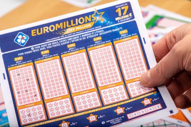 Paris, Fransa - 21 Kasım 2019: Bir kişinin elinde Fdj (La francaise des jeux) toplumundan loto şebekelerinin kapatılması