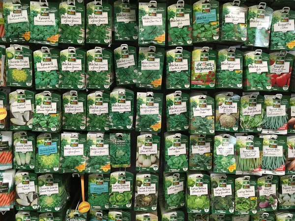 Lille, Fransa - 08 Ekim 2018: sachets de graines de marque 'Le paysan' dans une jardinerie.