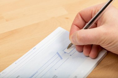 Banka çeki dolduran kişi