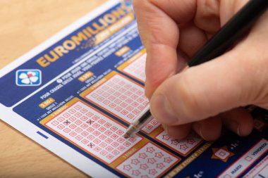 Paris, Fransa - 21 Kasım 2019: Loto ızgarasını dolduran aperson, Euromillion, Fdj (La Francaise des jeux)