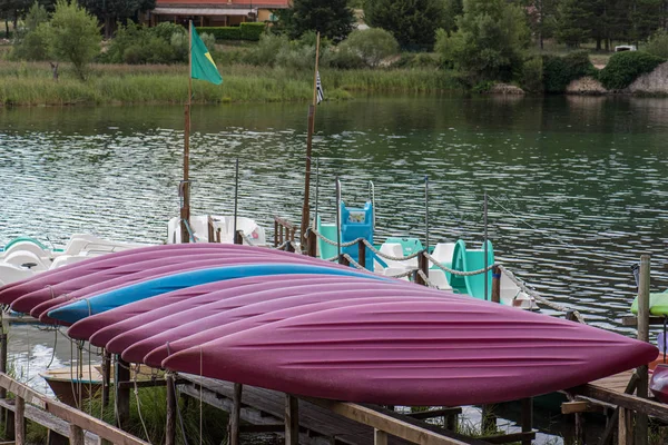 Tumpukan toko kayak di luar ruangan di dasar rekreasi di alam — Stok Foto