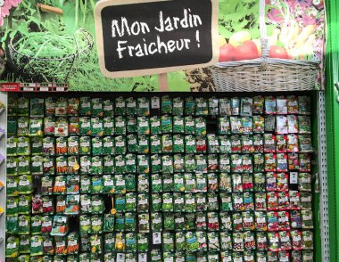 Lille, Fransa - 08 Ekim 2018: sachets de graines de marque 'Le paysan' dans une jardinerie.