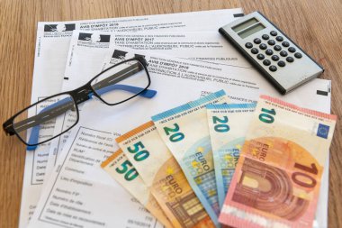 Paris, Fransa - 15 Kasım 2018: Çeşitli Fransız vergi dönüş ve banknot Euro