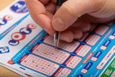 Paris, Fransa - 21 Kasım 2019: Loto ızgarasını dolduran aperson Fdj toplumu (La francaise des jeux)