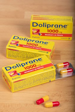 Paris, Fransa - Ocak 2020: Parasetamol bazlı ağrı ve baş ağrıları için kullanılan bir kutu doliprane.