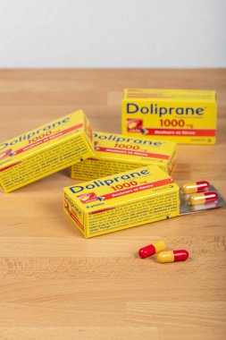 Paris, Fransa - Ocak 2020: Parasetamol bazlı ağrı ve baş ağrıları için kullanılan bir kutu doliprane.