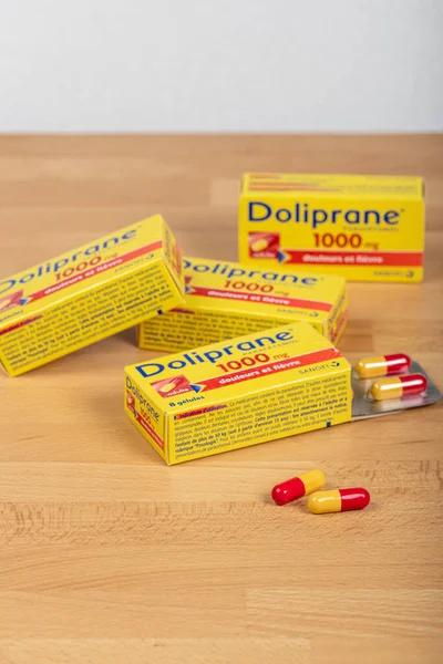 Paris, Fransa - Ocak 2020: Parasetamol bazlı ağrı ve baş ağrıları için kullanılan bir kutu doliprane.