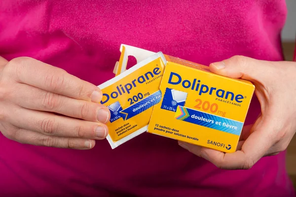 Parijs Frankrijk Januari 2020 Vrouw Die Medicijnen Neemt Dolipraan Een — Stockfoto