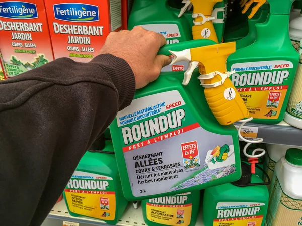 Paříž Francie Dubna 2019 Zákazník Kupuje Rundu Francouzském Hypermarketu Roundup — Stock fotografie